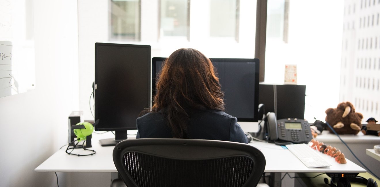 image- women at desk