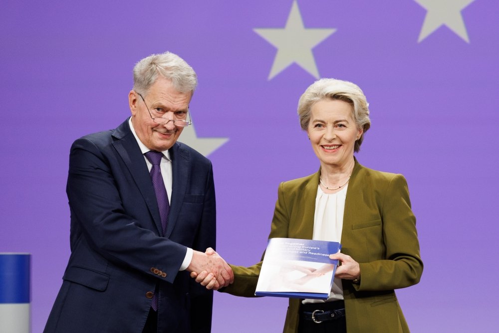 Sauli Niinistö and Ursula von der Leyen shaking hands at the presentation of the report on strengthening European preparedness