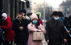 People walk with and without a mask through the streets of St. Petersburg in November 2020.