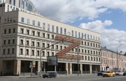 Москва - 2 мая 2022 г. Георгиевская лента в форме буквы Z на фасаде Московского театра Олега Табакова